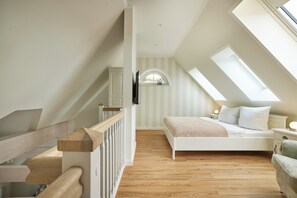 Travel cot, free WiFi, bed sheets - New build: Havn Homes apartment 7 with sauna barrel and balcony (Büsum)