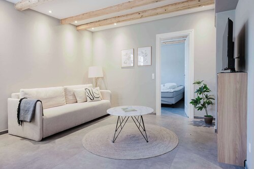 Elegant Private Villa Apartment in the Heart of Am