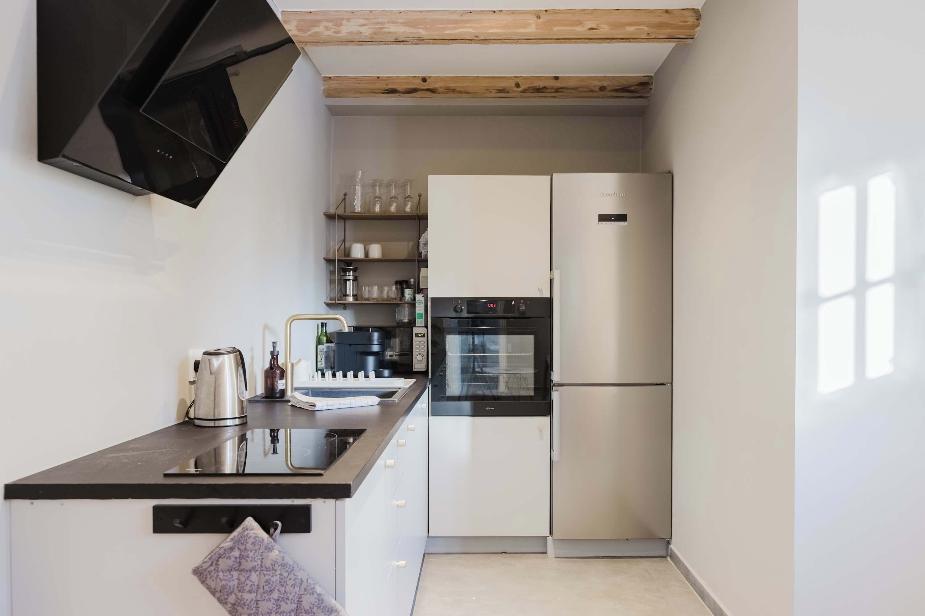 Køleskab, mikrobølgeovn, kogeplade, køkkentøj/tallerkener/redskaber