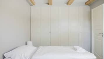 Een strijkplank/strijkijzer, wifi, beddengoed