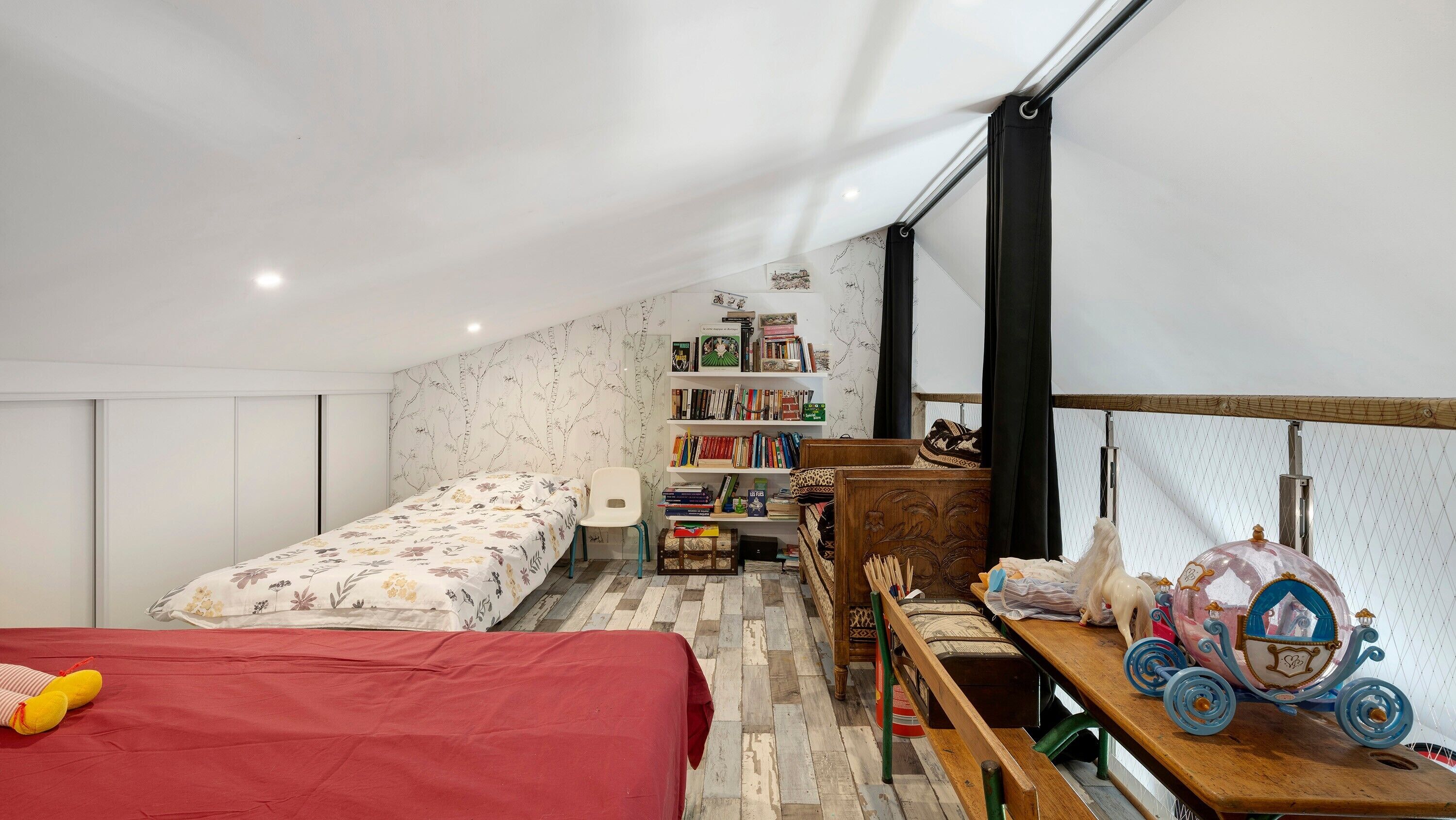 Iron/ironing board, bed sheets