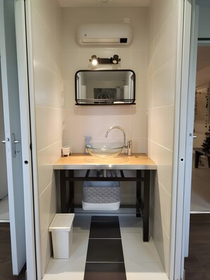 Regadera y secadora de cabello 