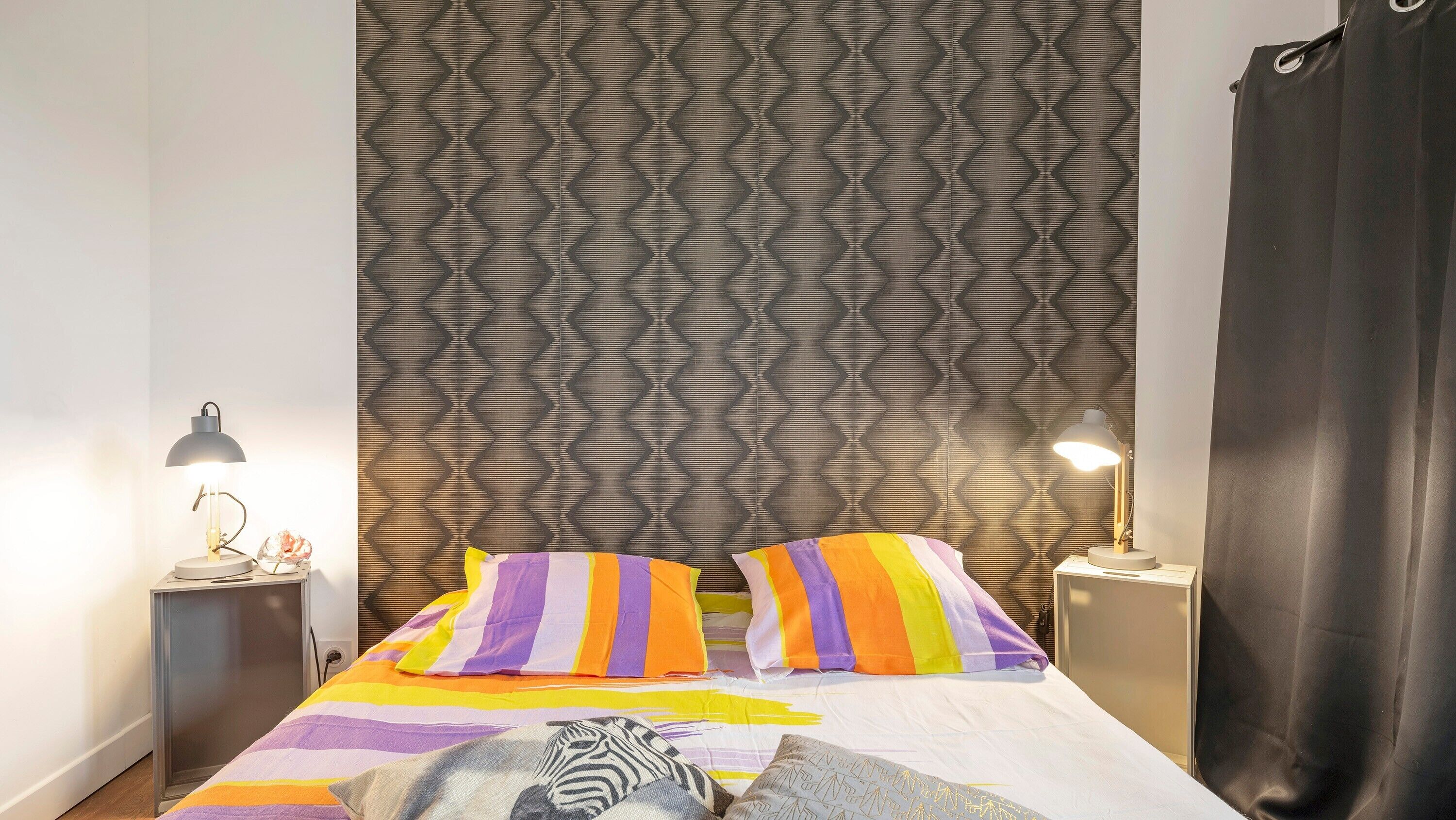 Iron/ironing board, bed sheets