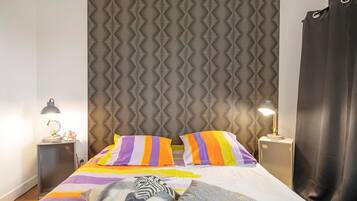 Iron/ironing board, bed sheets