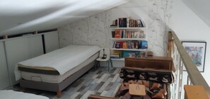 Tabla de planchar con plancha y ropa de cama 