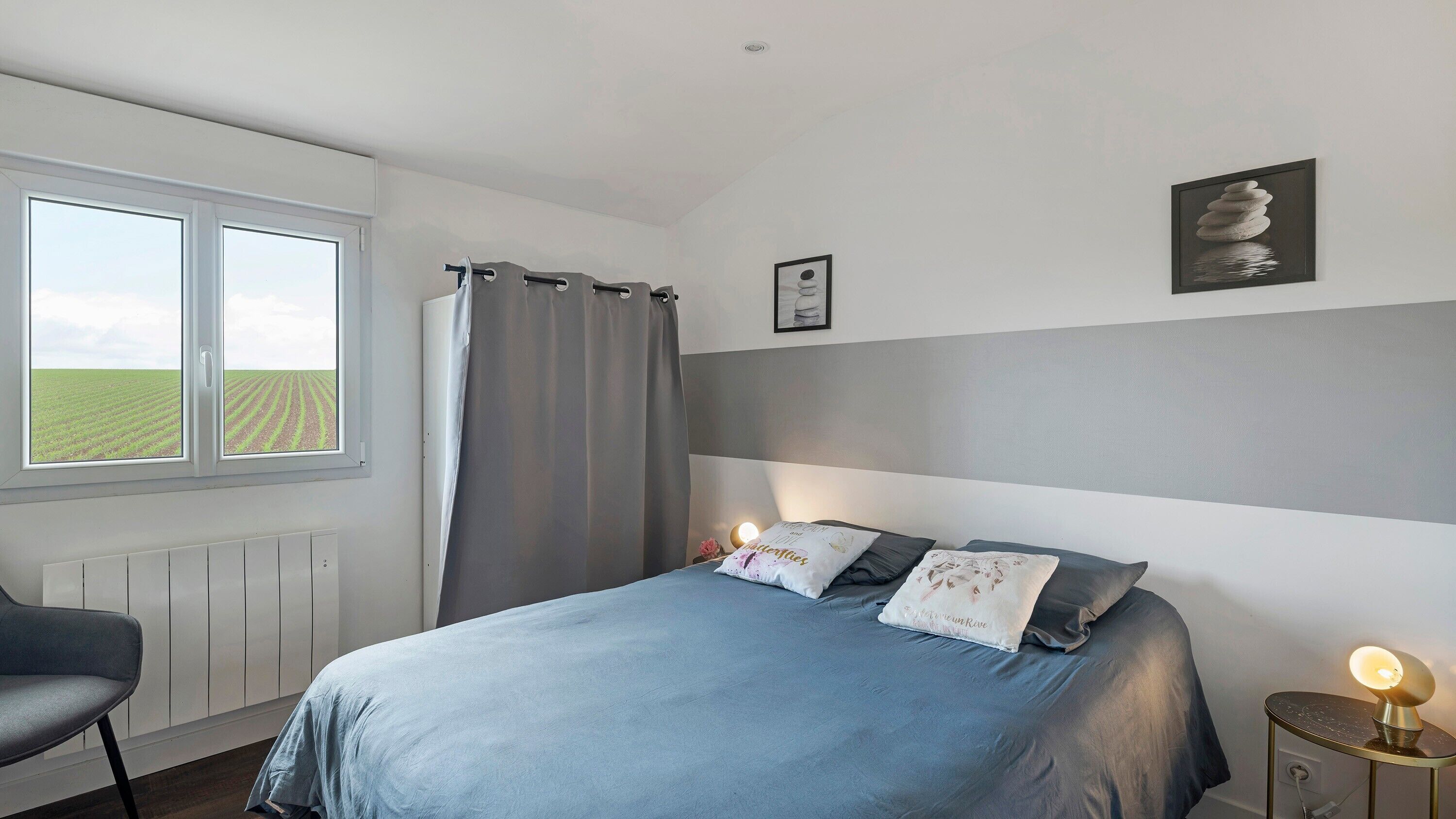 Iron/ironing board, bed sheets
