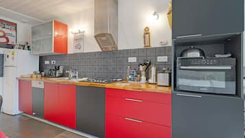 Een koelkast, een microgolfoven, een oven, een kookplaat