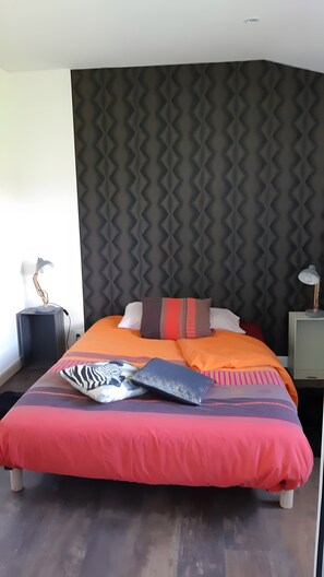 Tabla de planchar con plancha y ropa de cama 