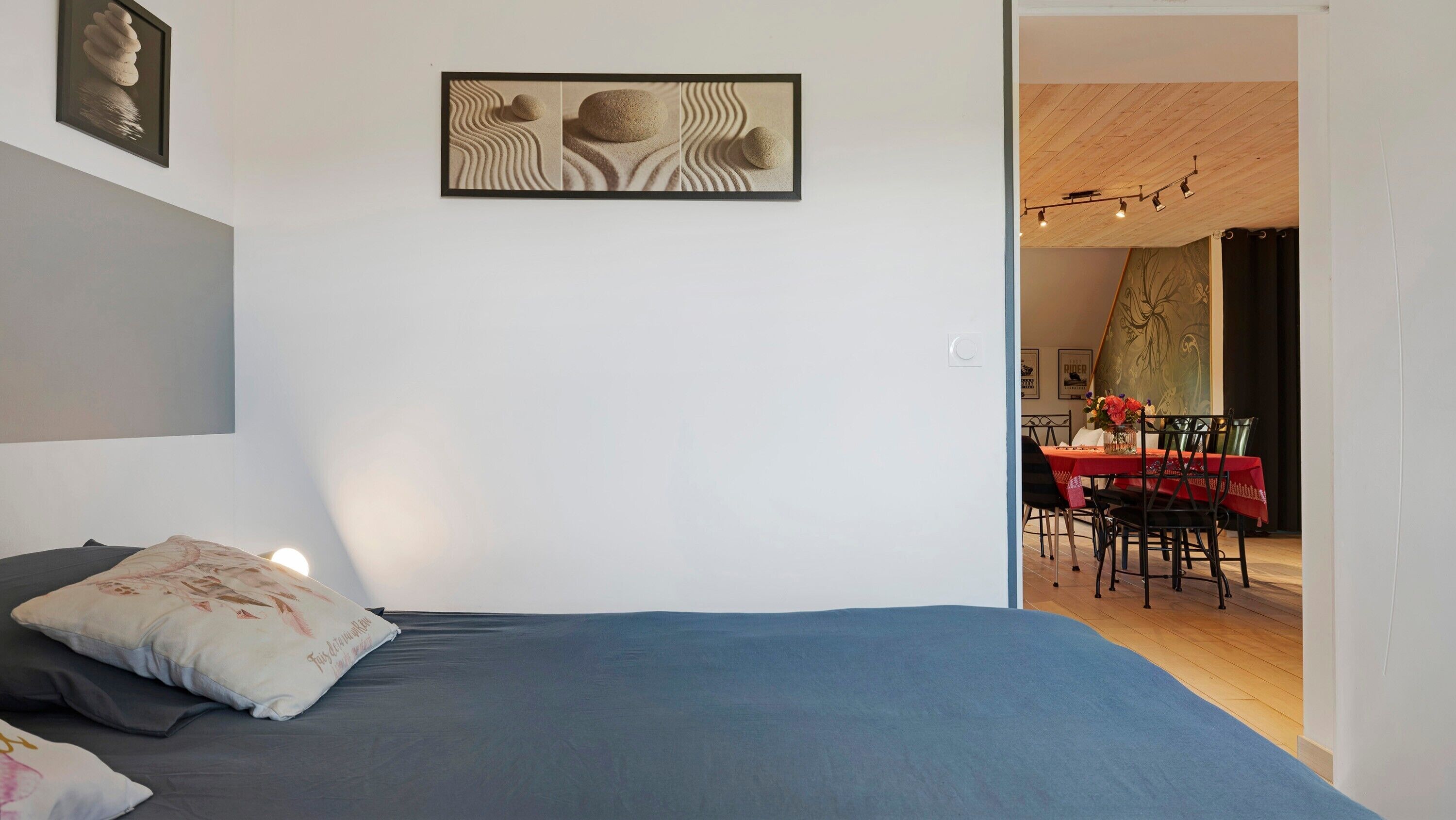 Iron/ironing board, bed sheets