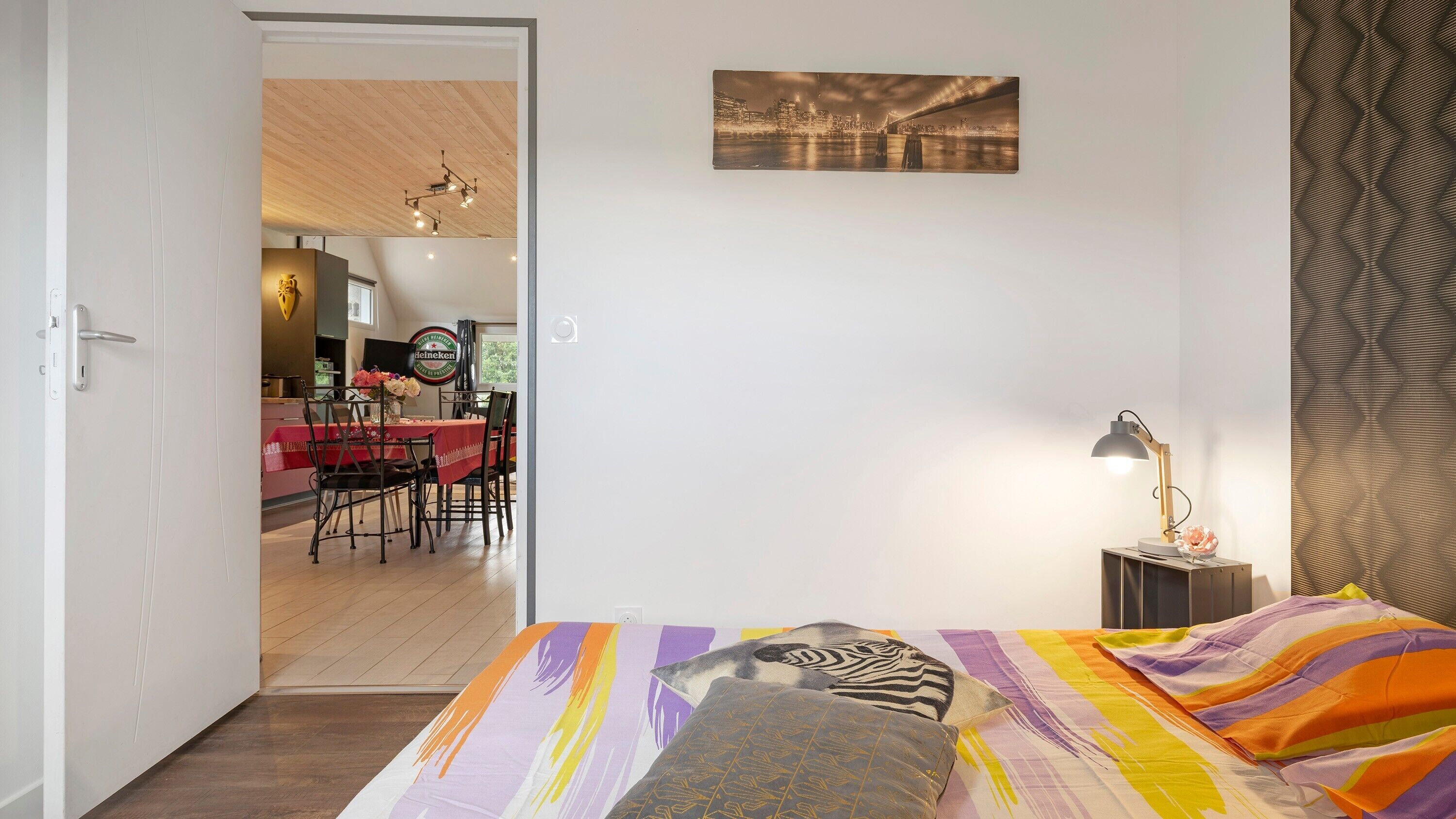 Iron/ironing board, bed sheets