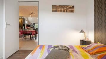 Iron/ironing board, bed sheets