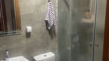 Handdukar, tvål och toalettpapper