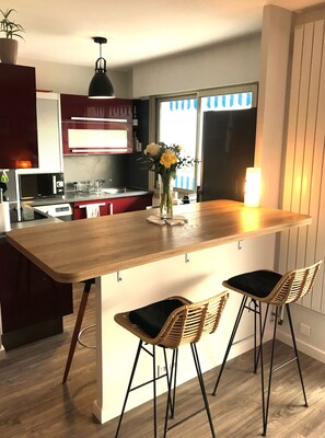 Private kitchen - Beautiful apartment, south-facing terrace, swimming pool and private parking. (Antibes)
