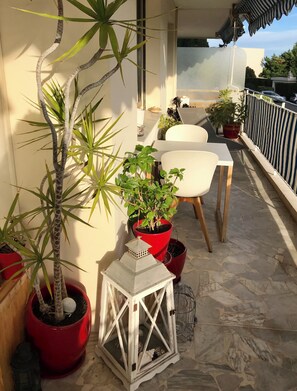 Outdoor dining - Beautiful apartment, south-facing terrace, swimming pool and private parking. (Antibes)