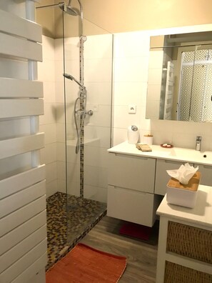 Shower, hair dryer, towels, soap - Beautiful apartment, south-facing terrace, swimming pool and private parking. (Antibes)