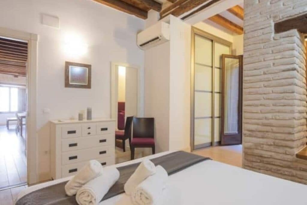 1 slaapkamer, een strijkplank/strijkijzer, internet, beddengoed