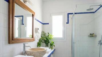 Departamento, vista al mar | Baño | Regadera, amenidades de baño gratuitas, secadora de cabello, pantuflas