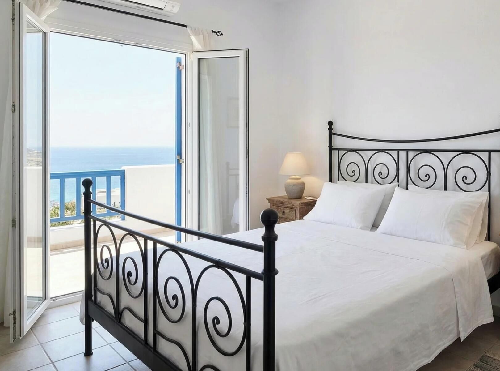 Departamento, vista al mar | Caja de seguridad en la habitación y escritorio 