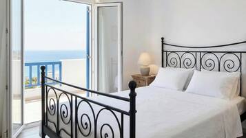 Departamento, vista al mar | Caja de seguridad en la habitación y escritorio