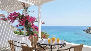 Departamento, vista al mar | Restaurante al aire libre