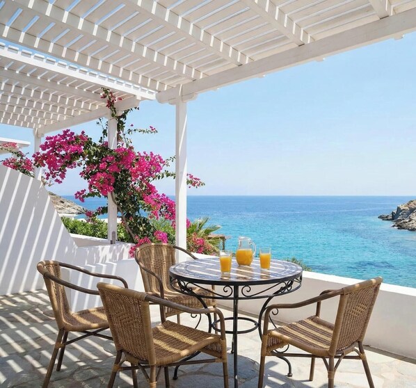 Departamento, vista al mar | Restaurante al aire libre