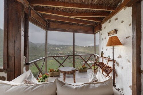 Casa Finca Mirador Bandama Valley with Private Terrace, Jacuzzi, Wi-Fi & Air Conditioning
