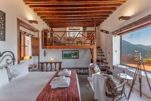 Tabla de planchar con plancha, wifi y ropa de cama 