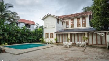 Villa – classic, hageutsikt | Basseng