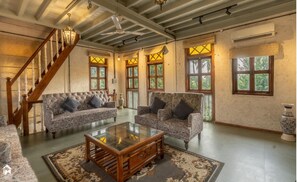 클래식 빌라, 정원 전망 | 거실 공간