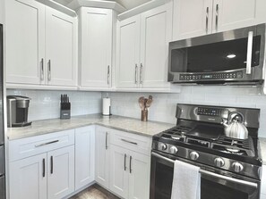 Kjøleskap, mikrobølgeovn, ovn og kokeplater