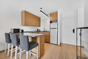 Kühlschrank, Mikrowelle, Ofen, Herdplatte