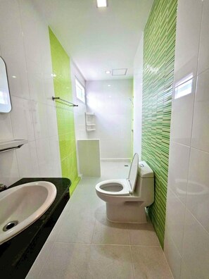 Buồng tắm vòi sen, máy sấy tóc, khăn tắm, xà phòng 