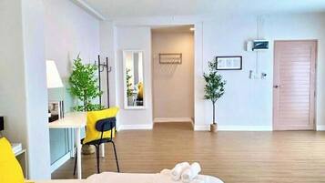 Superior Family Room | Desk, free WiFi