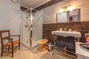 Hair dryer, bidet, towels, soap - Elegant large village house near Bergerac with swimming pool and breathtaking views (Sadillac)