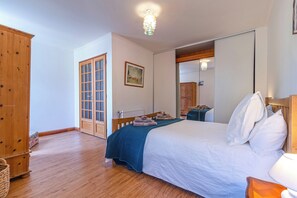 Fer et planche Ă repasser, accĂšs Internet, draps fournis