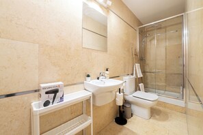 Appartement Confort, fumeurs, cuisine | Salle de bain | Articles de toilette gratuits, sèche-cheveux, serviettes fournies, savon