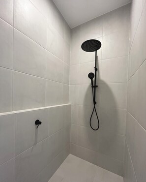 Toallas, jabón, shampoo, papel de baño 