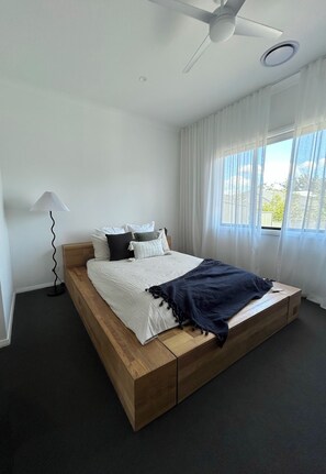 Bureau, fer et planche à repasser, Wi-Fi gratuit, draps fournis