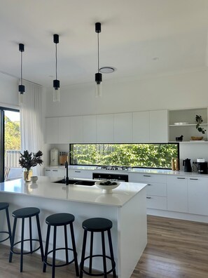 Fridge, microwave, oven, stovetop - Shoal Stay (Bomaderry)