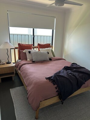 Desk, iron/ironing board, free WiFi, bed sheets - Shoal Stay (Bomaderry)