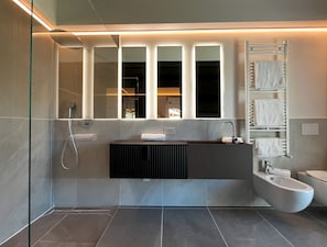 Douche, sèche-cheveux, bidet, savon