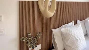 Een strijkplank/strijkijzer, wifi, beddengoed