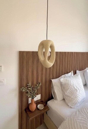 Een strijkplank/strijkijzer, wifi, beddengoed