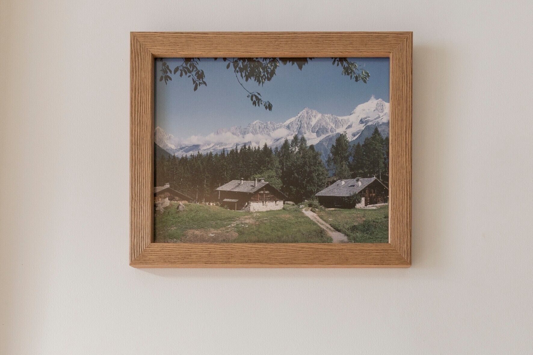 Een ingekaderd beeld van een berglandschap met huizen.