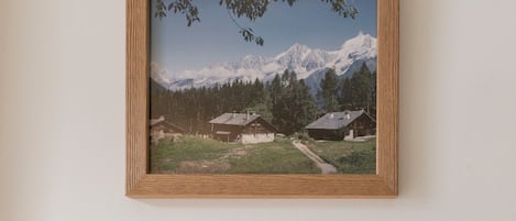 Een ingekaderd beeld van een berglandschap met huizen.