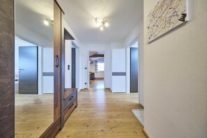 Comfort-Apartment, 2 Schlafzimmer, Haustiere gestattet, Bergblick | Kostenloses WLAN, Bettwäsche