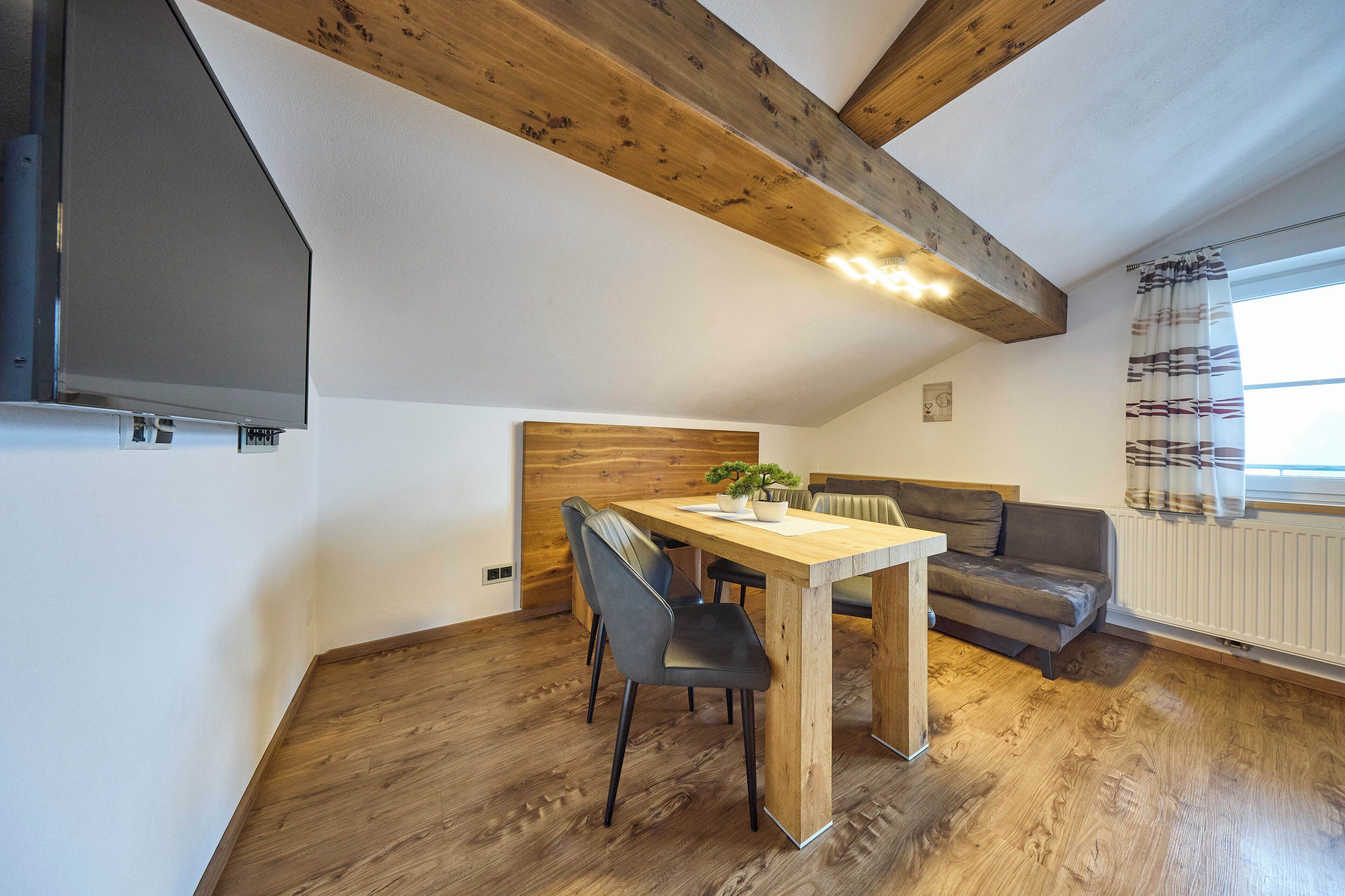 Comfort Apartment, 2 Bedrooms, Pets Allowed, Mountain View | In-room dining