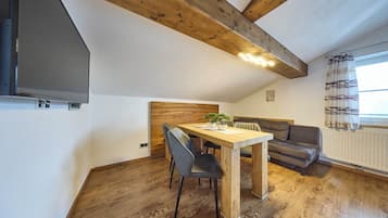Comfort Apartment, 2 Bedrooms, Pets Allowed, Mountain View | In-room dining