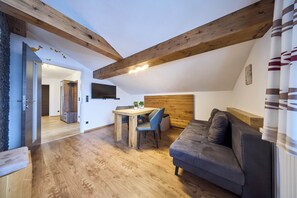 Leilighet – comfort, 2 soverom, kjæledyr tillatt, fjellutsikt | Oppholdsområde | Flatskjerm-TV