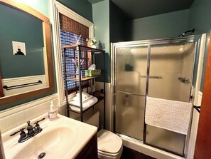 Douche, sèche-cheveux, serviettes fournies, savon